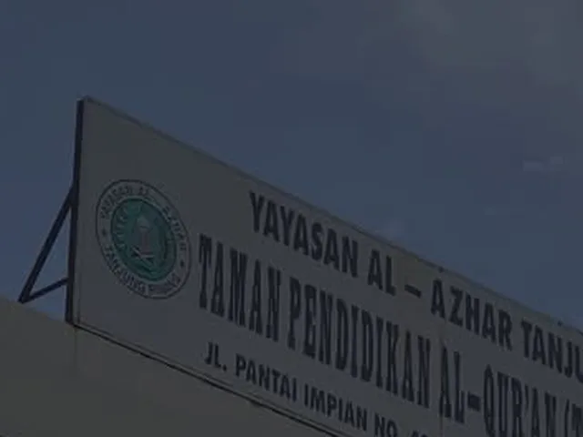Papan nama Yayasan Al-Azhar Tanjung Pinang, lokasi proyek jendela NCA