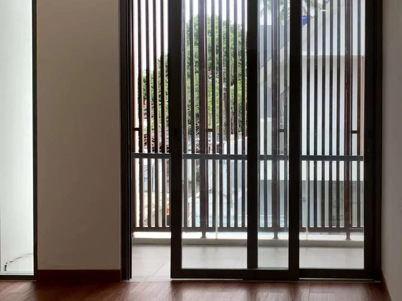 Pintu geser aluminium ke balkon di Bhumi Modern Living, Lebak Bulus