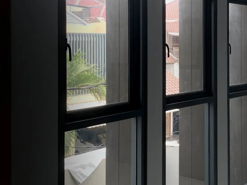 Jendela casement aluminium hitam dengan pegangan